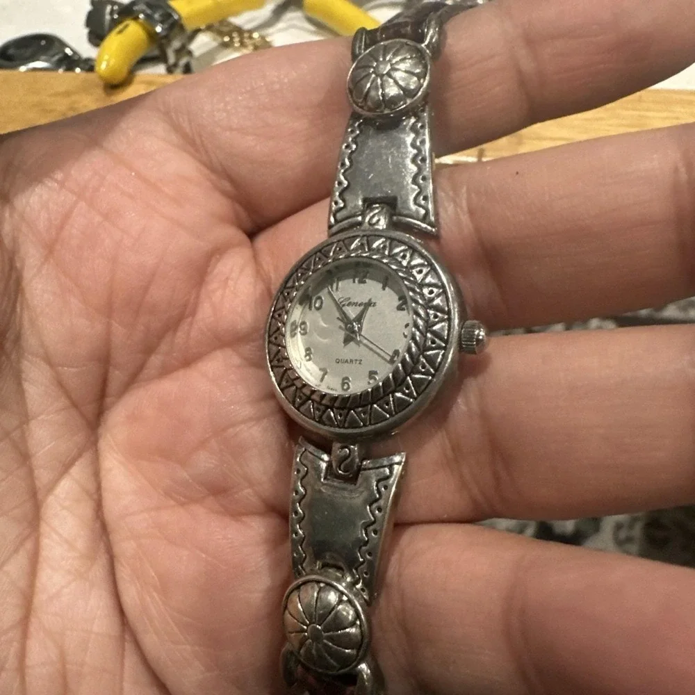 Working Vintage Geneva Steel Silver Tone Dainty Ladies‎ Watch Brown Leather 24mm